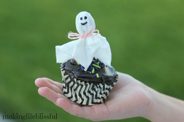 EASY Halloween Ghost Cupcakes!