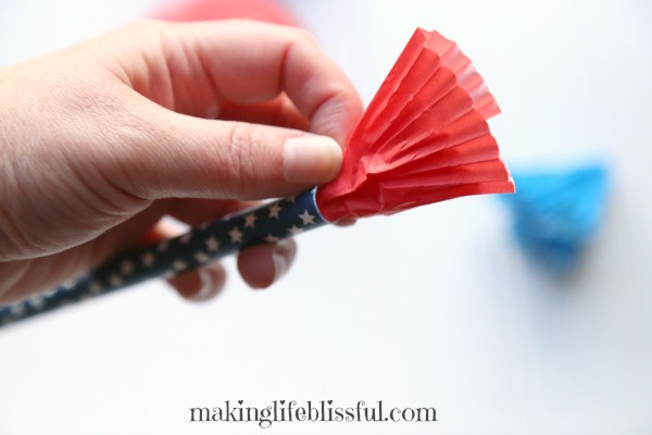 How to make patriotic parade wands with cupcake liners and paper straws