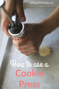how to use cookie press
