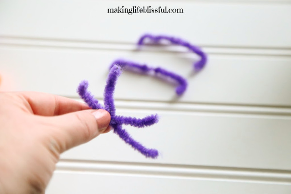 How to make a Halloween spider with chenille stems