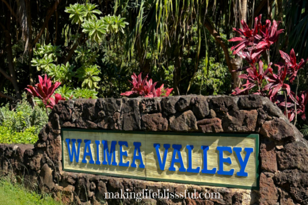 waimea-valley-entrance-sign