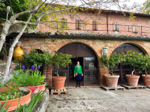 montepulciano-village-womn-and-building