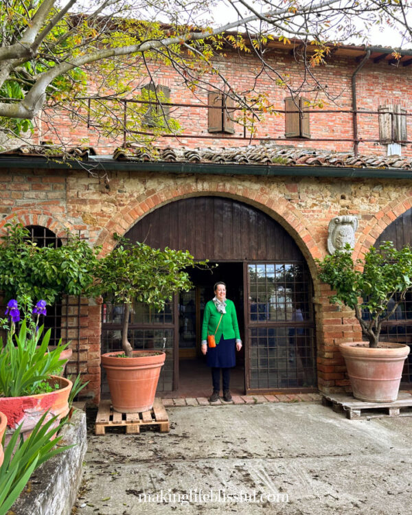 montepulciano-village-womn-and-building